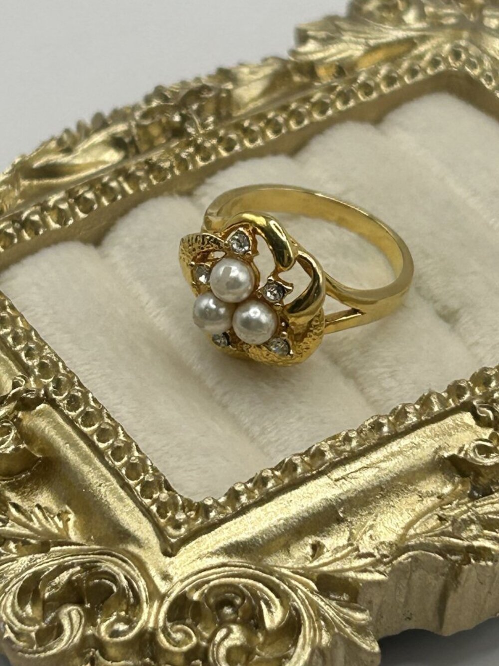 Vintage Cottagecore Faux Pearl Rhinestone Gold Tone Flower Ring Size 7 Romantic - Picture 3 of 16
